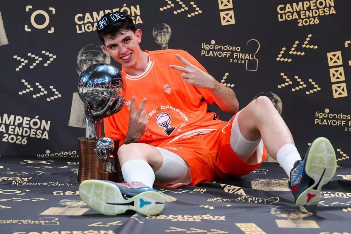 Sergio de Larrea posa con el trofeo de campeones de la Liga Endesa.