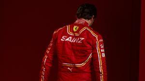 Carlos Sainz con el nuevo mono de Ferrari