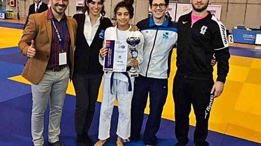 Yanira Silva, con sus entrenadores del Judo Club UDC.