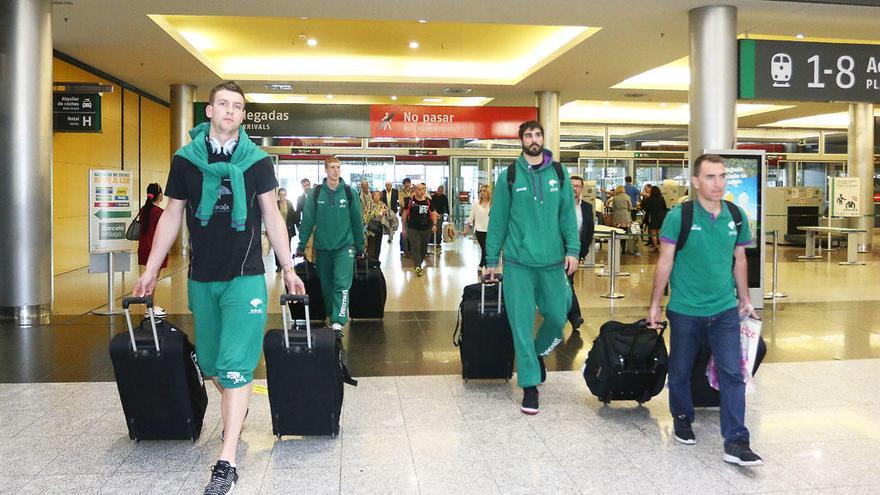 Los jugadores del Unicaja llegaron a la estación de tren María Zambrano tras volver en AVE desde Madrid, donde llegaron en avión procedentes de Múnich.