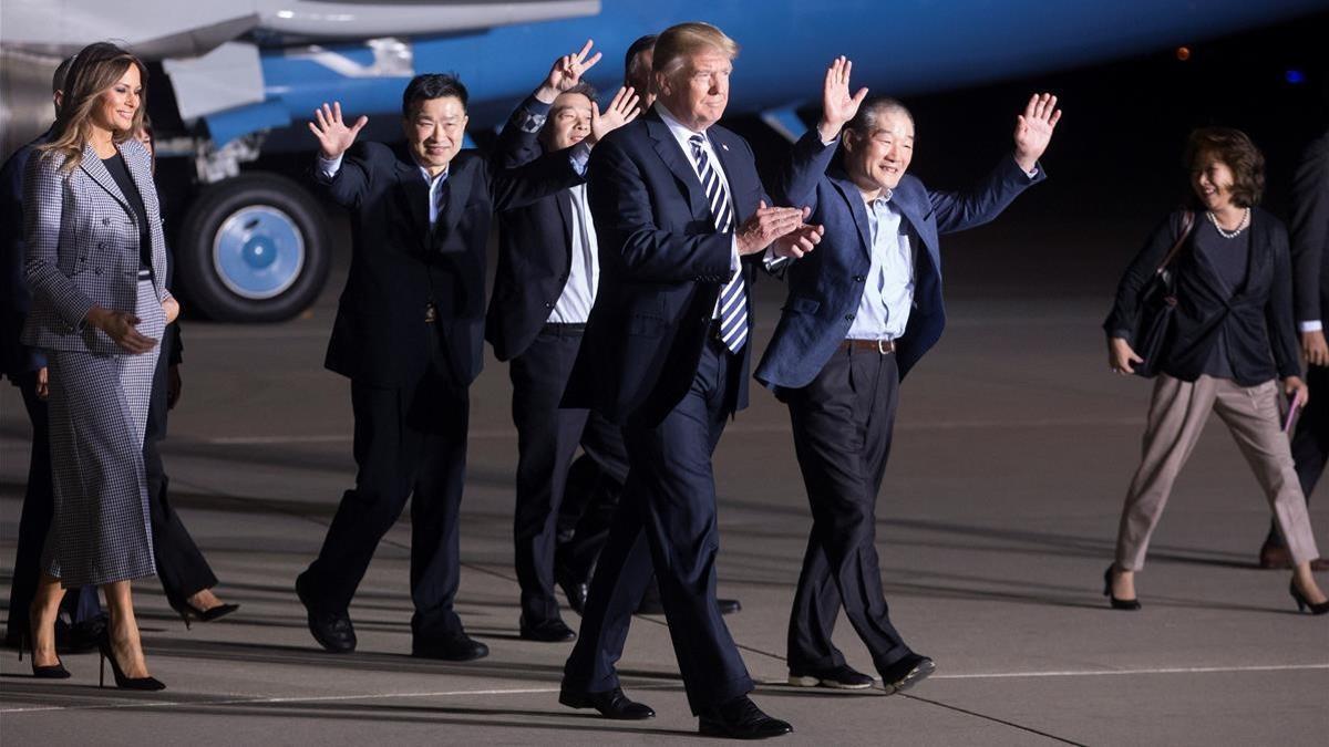 Trump, junto a los tres liberados por Corea del Norte.