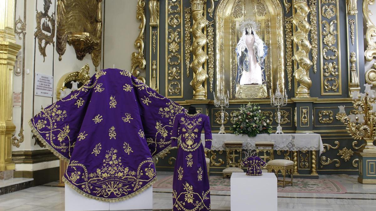 Las tres piezas del conjunto a los pies de la Virgen de la Amargura, titular del Paso Blanco.