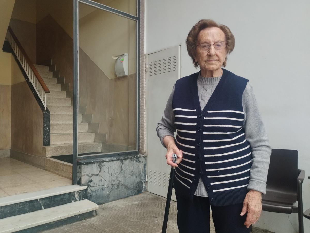 Aurora Martínez delante de su casa en Cornellana.