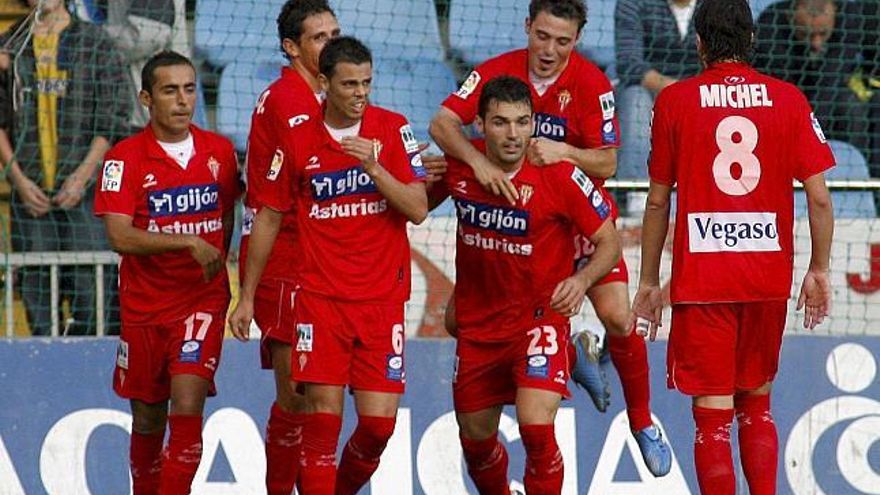 Los jugadores del Sporting de Gijón celebran el gol que ha conseguido el delantero David Barral (c) frente al Deportivo de la Coruña, durante el partido correspondiente a la octava jornada de Liga de Primera División que ambos equipos disputaron en el estadio Riazor de A Coruña.