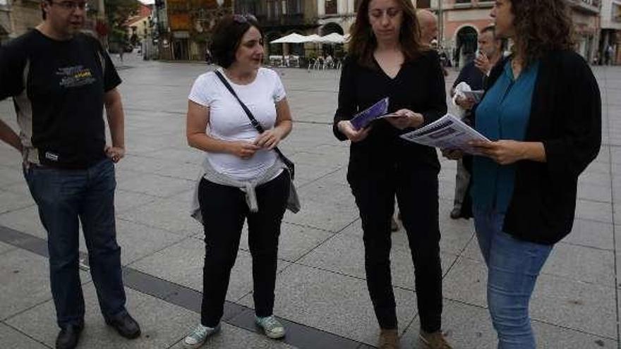 A la derecha, Tania González, ayer, en la plaza de España, con otros miembros de Podemos en la región.