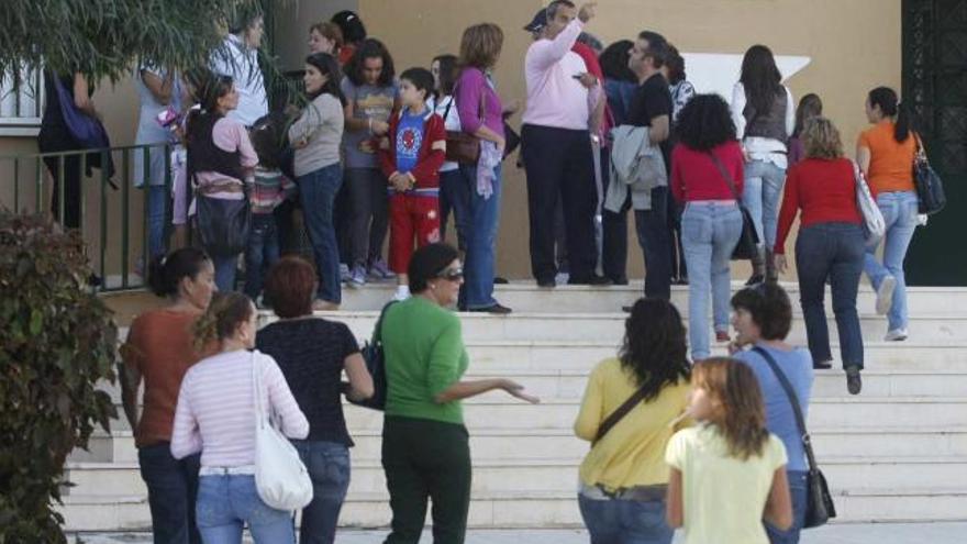 Información. La mayoría de los padres de los alumnos del Julio Caro Baroja asistieron en la tarde de ayer a la reunión con la Junta.