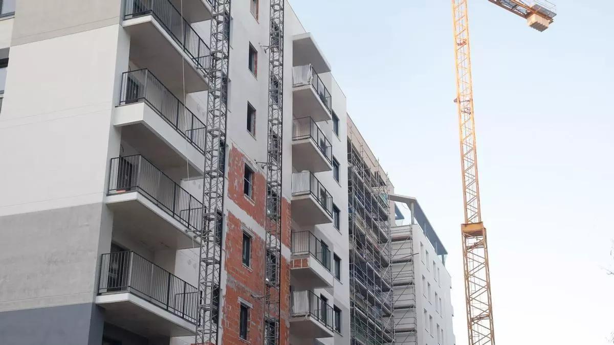 El edificio, cuando estaba en construcción, de José Roca Coll número 19