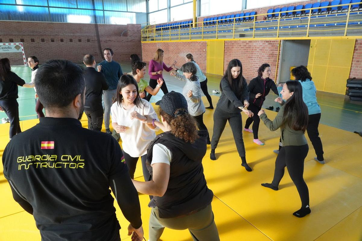 CASTELLON. Instalaciones deportivas de Chencho. Curso inpartido por la guardia civil de defensa personal para enfermeras.