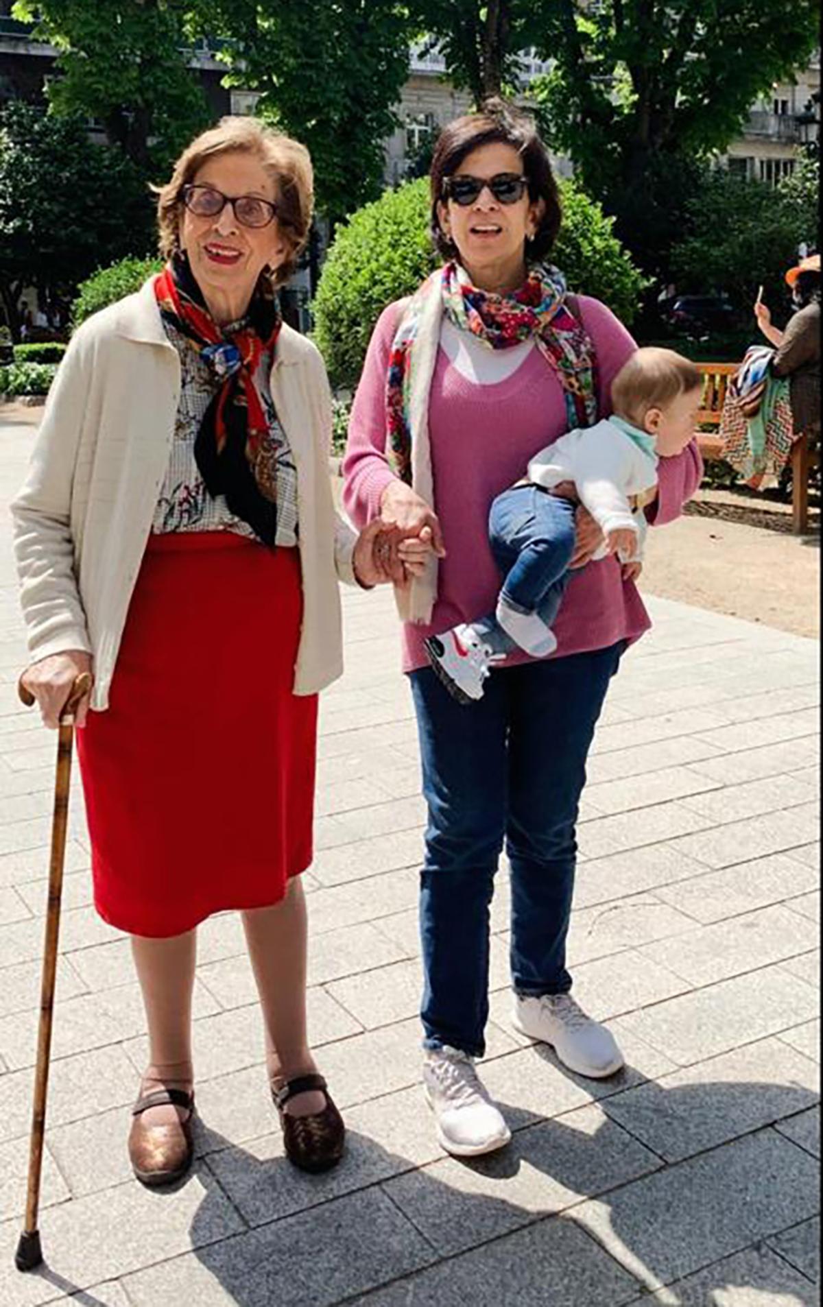 Lola Galovart con su madre y su nieto