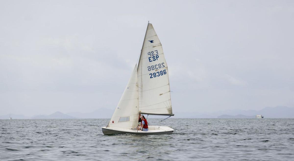 Uno de los barcos de  vela del club náutico tripulado por dos alumnos. | IVAN URQUÍZAR