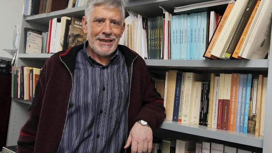 El profesor Fernando Romo, en su despacho de la Facultad de Filología y Traducción.  // Jorge Santomé