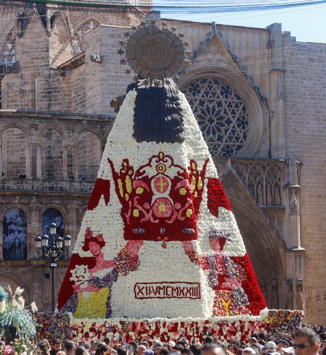 Retrospectiva de los mantos de la Virgen en la Ofrenda de Fallas (1997-2022)