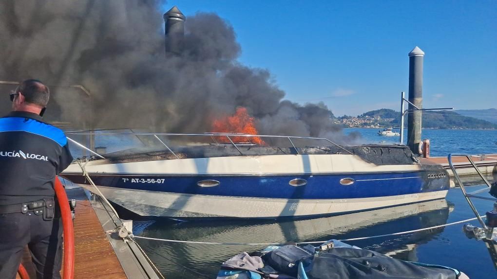 Una columna de humo se levanta en la ría de Vigo: arde una embarcación en San Adrián de Cobres