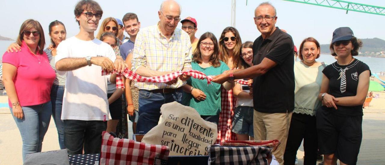 El alcalde, Juan González, participa en la inauguración del puesto en el mercado multicultural.  // D.P.