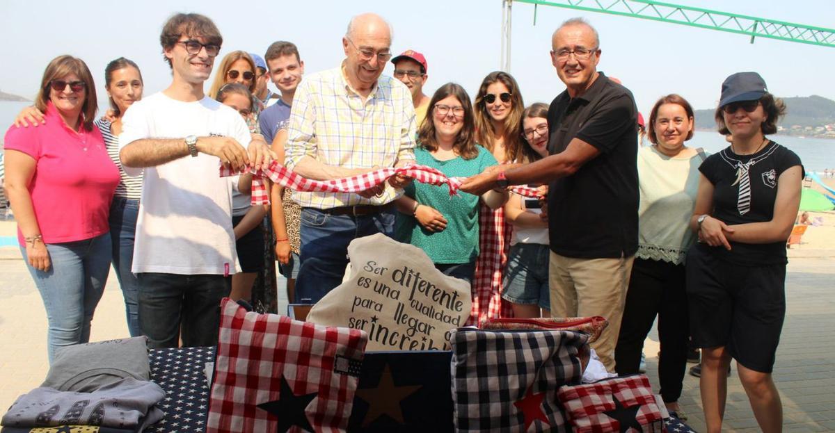El alcalde, Juan González, participa en la inauguración del puesto en el mercado multicultural.  // D.P.