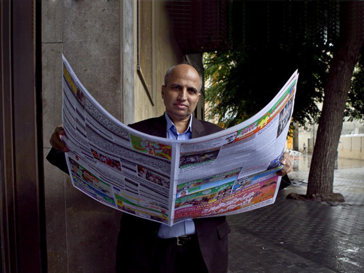 Javed Mughal, amb el diari en urdú que edita a Barcelona. Javed Mughal, amb el diari en urdú que edita a Barcelona.
