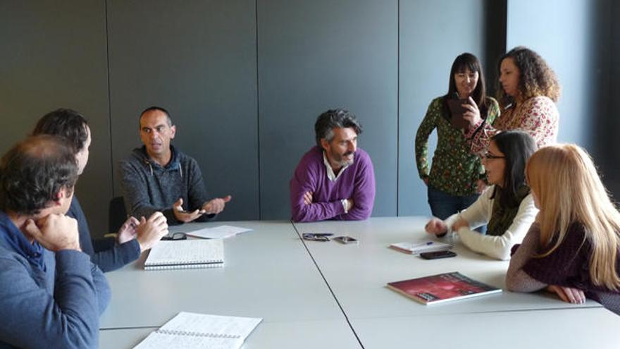 Los coworkers reunidos con el director del centro.