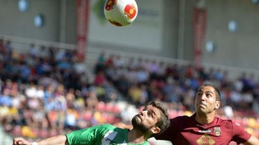 Un jugador del Somozas trata de hacerse con el balón.