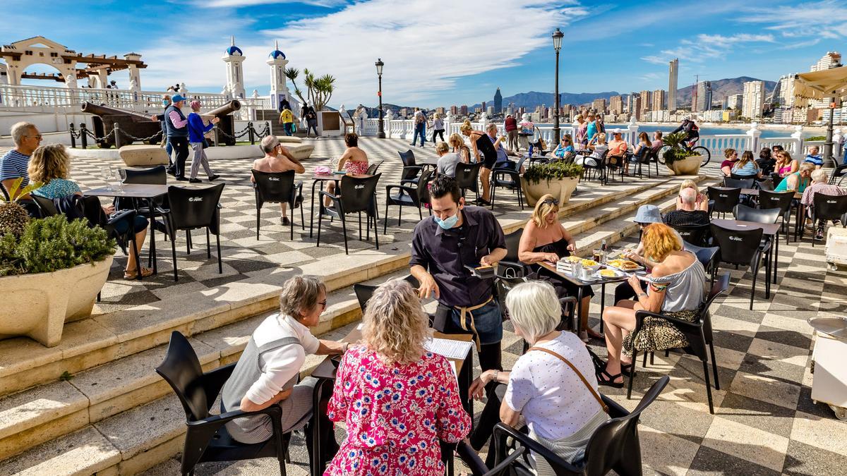 El peso de la industria turística condiciona el grueso del empleo en la Marina Baixa, donde la hostelería es el principal empleador.