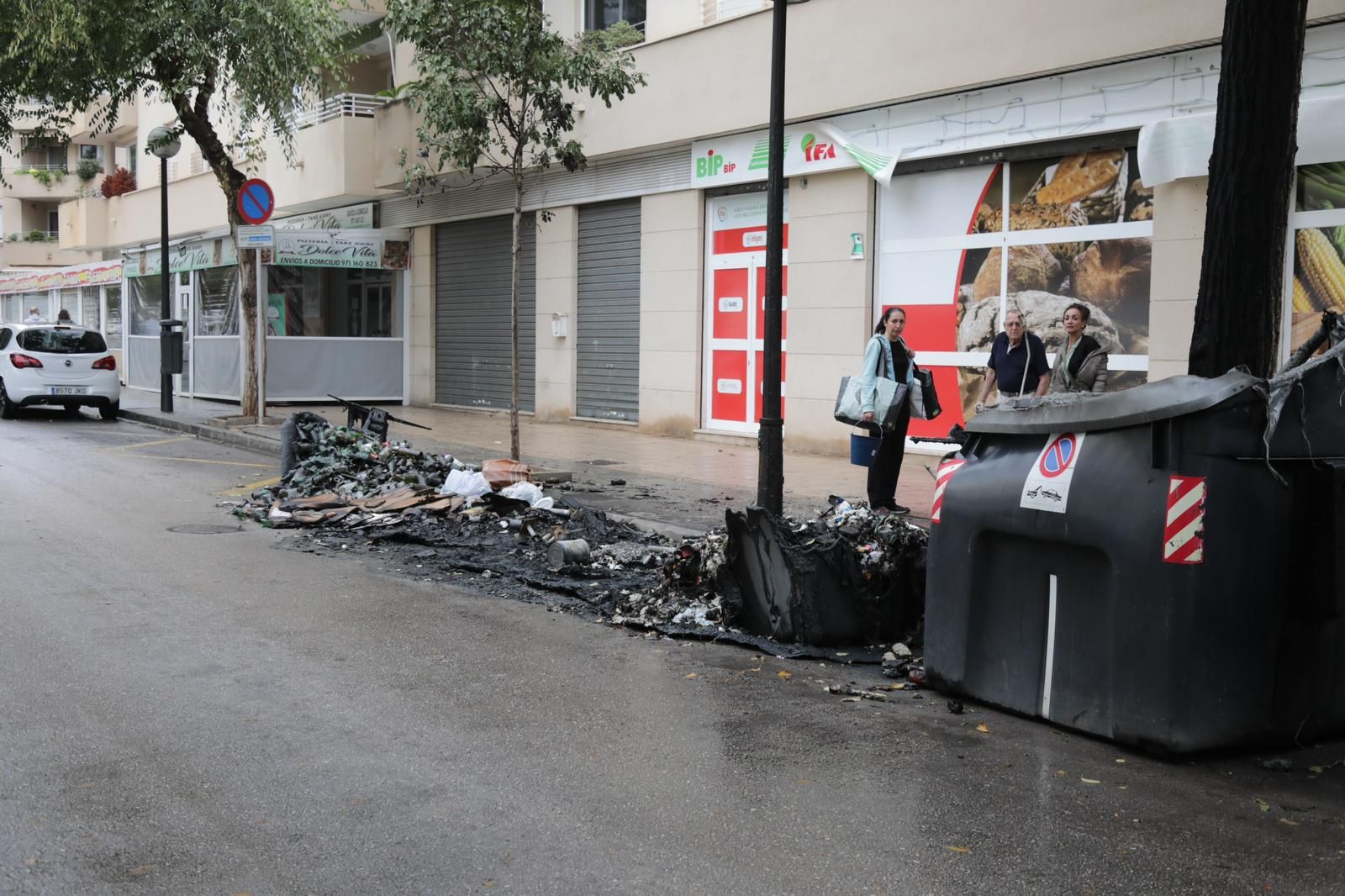 Oleada de incendios de contenedores y coches en es Coll d'en Rebassa