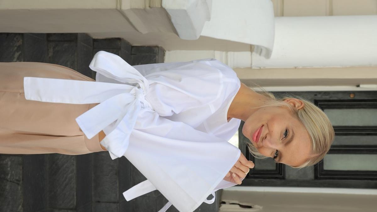 Leonie Hanne con blusa blanca de su colección para Amazon Moda