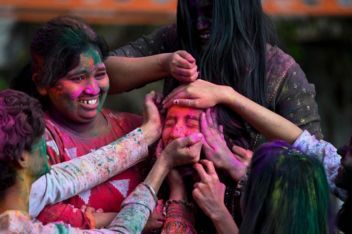 Participantes en las celebraciones del Holi en Bombay