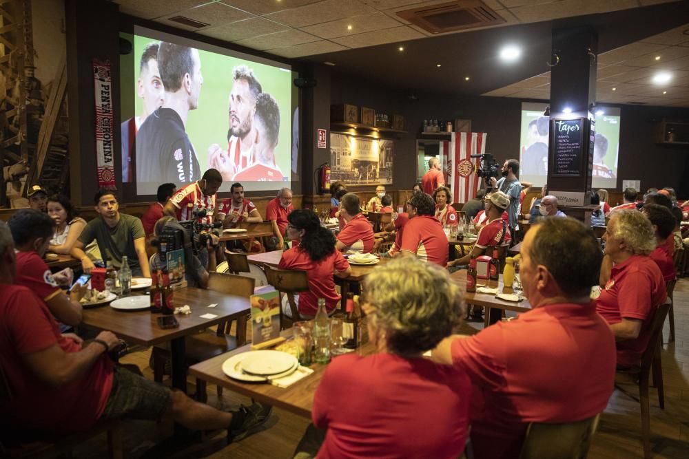 L'afició del Girona viu lluny de Montilivi la decepció.