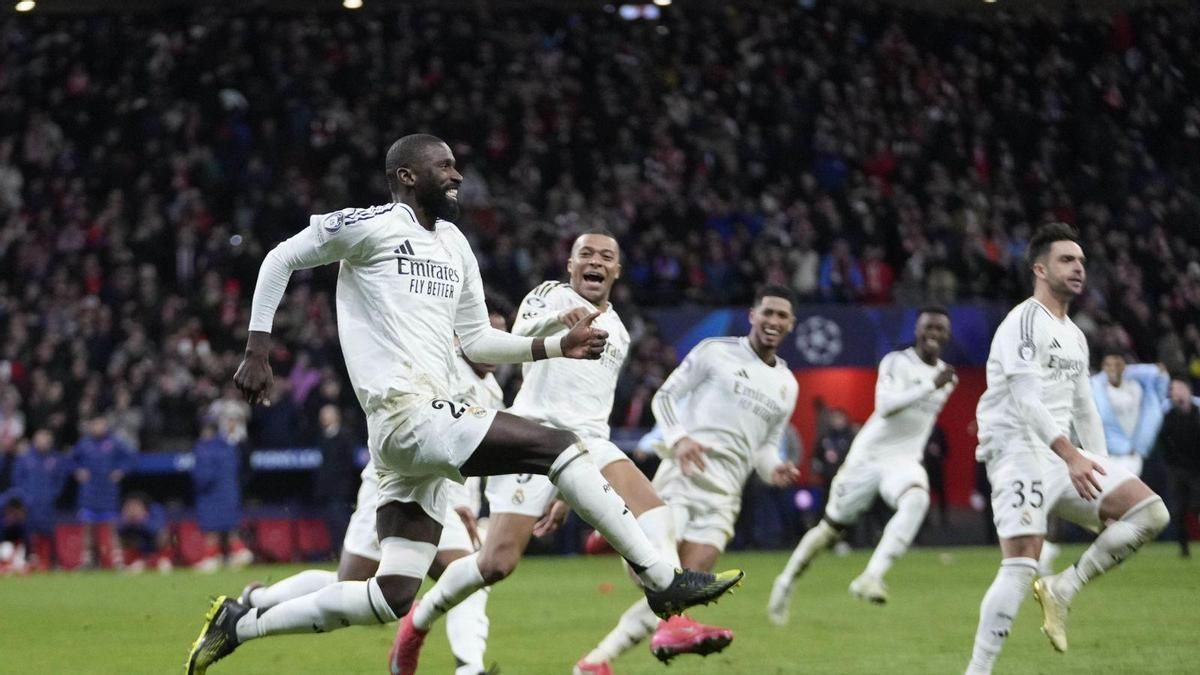 Rudiger corre junto a Mbappé, Bellingham y Asencio tras marcar el penalti definitivo.