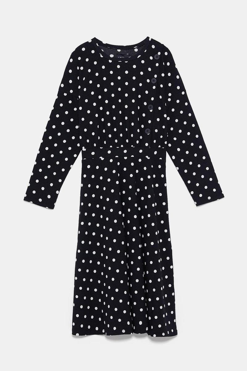 Vestido negro con lunares blancos de Zara. (Precio: 22, 95 euros)