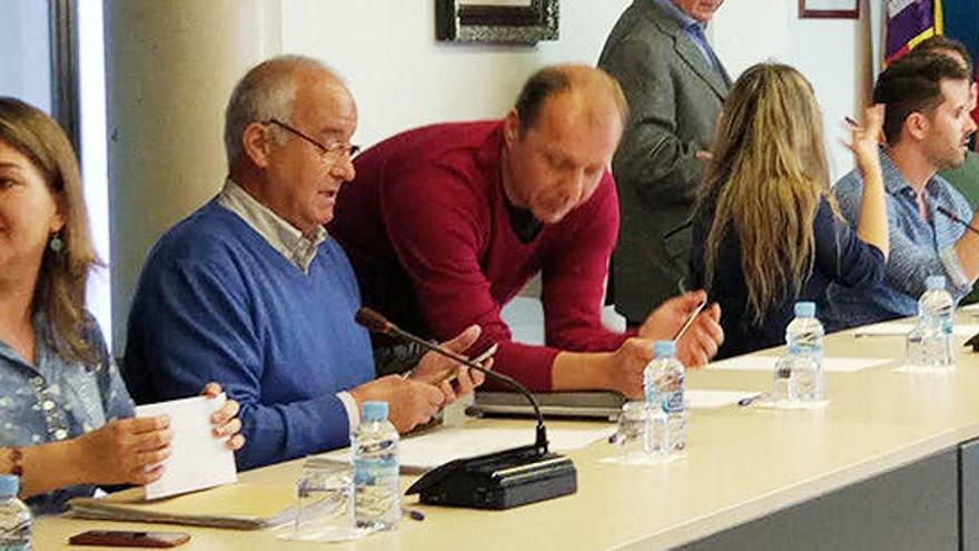 El concejal de Urbanismo, Juanjo Ferrer, conversa con el portavoz del PP, José Sala, antes del pleno.