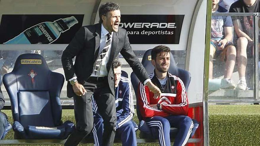 Luis Enrique da indicaciones a sus hombres // RICARDO GROBAS