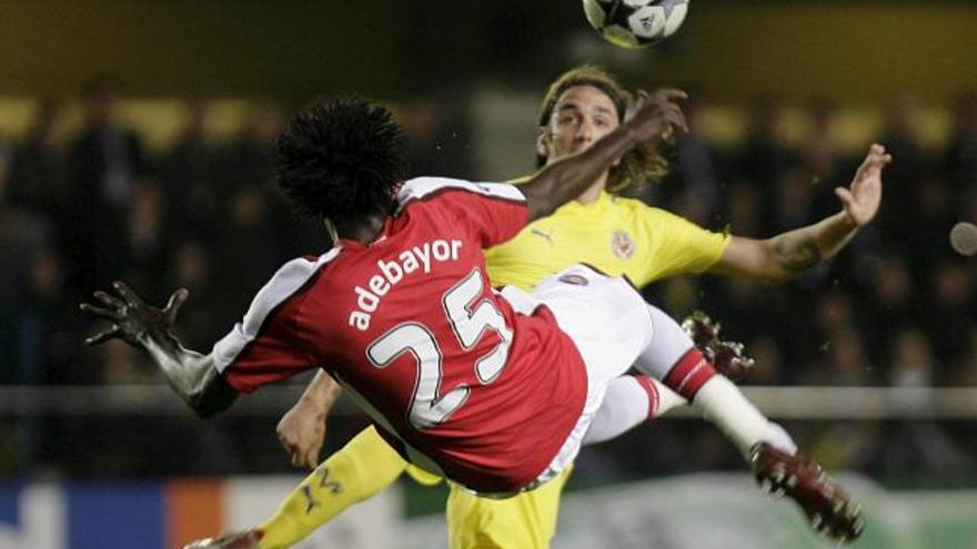 El delantero del Arsenal Adebayor se adelanta a la defensa del Villarreal para anotar el empate a uno final.