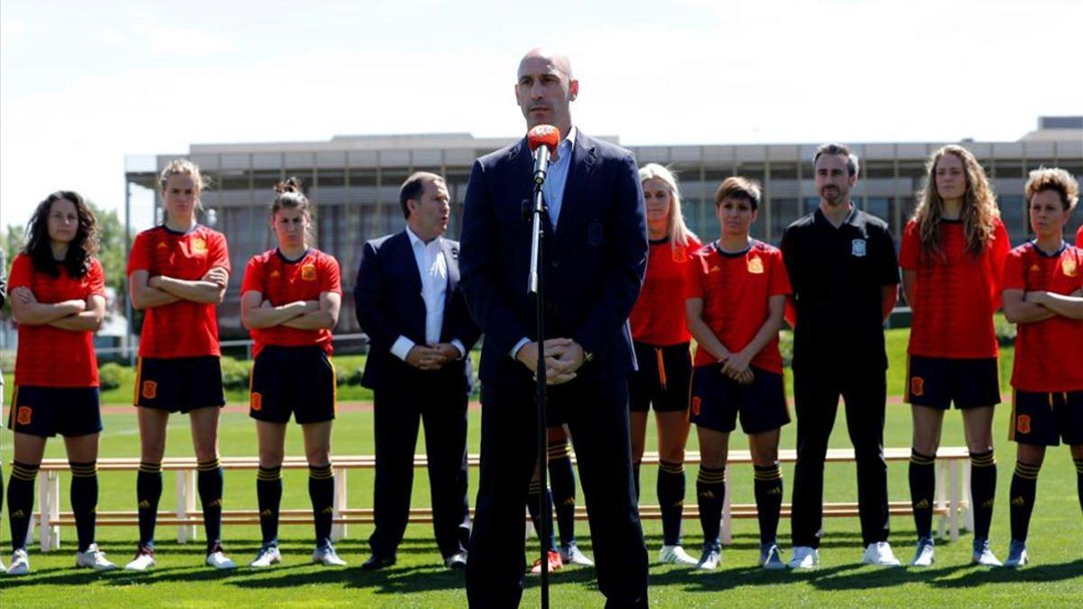 El Presidente de la RFEF, Luis Rubiales, con la selección femenina de fútbol