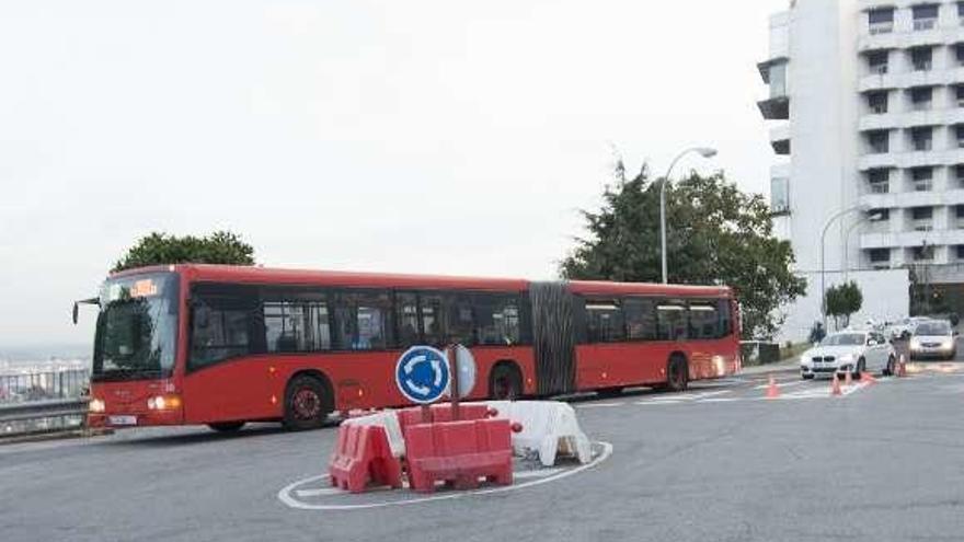 Un autobús, ayer, en la rotonda del Hospital de A Coruña.