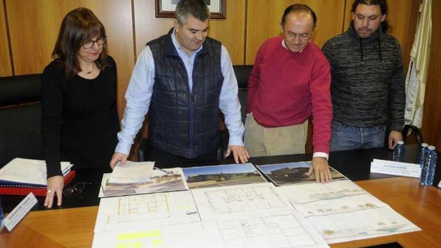 David Castro, ayer con los planos de la polémica obra. // Noé Parga