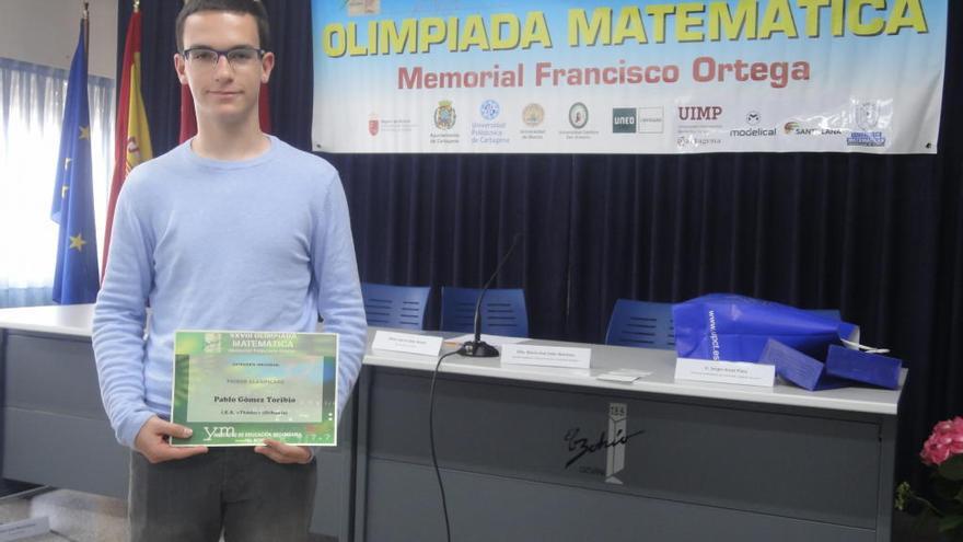 Pablo con el diploma que lo acredita como ganador de la Olimpiada Matemática