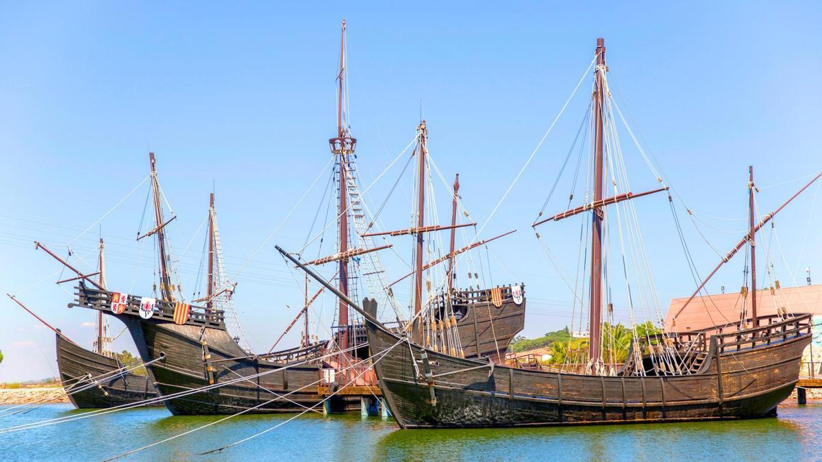 El Muelle de las Carabelas guarda las réplicas de las tres embarcaciones de Colón.