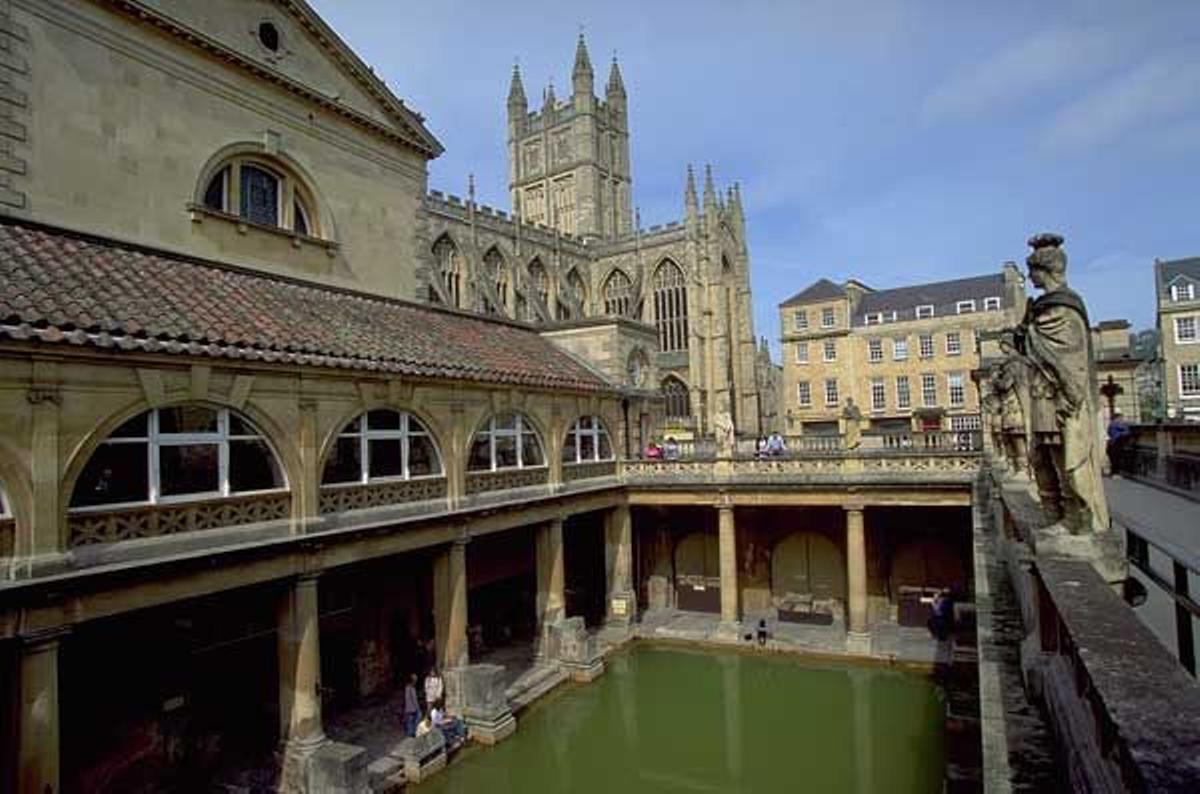 Las Termas Romanas de Bath tiene como decoración gobernadores y emperadores romanos desde el siglo XIX.