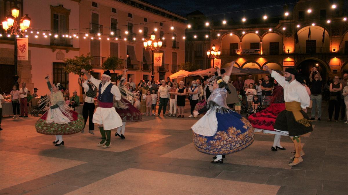 Coros y Danzas de Lorca bailando en la Plaza de España, durante la reciente celebración de la ‘Noche de los Museos’.