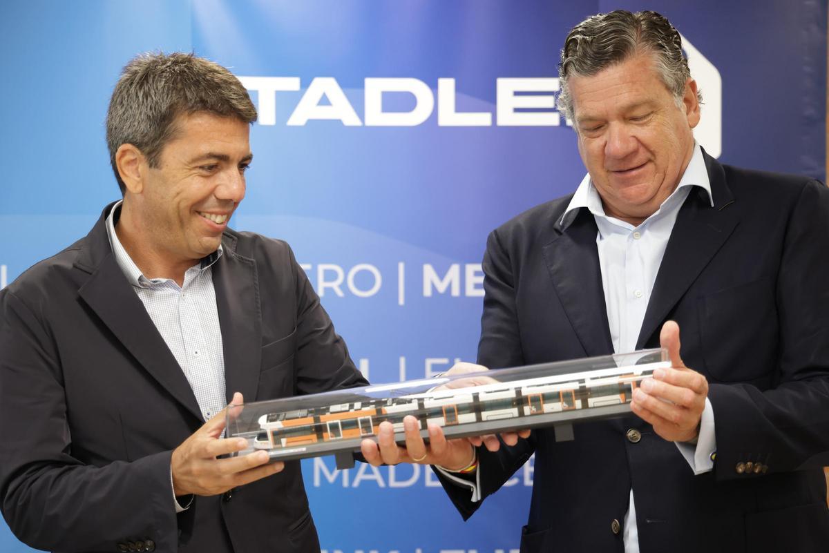 Carlos Mazón e Íñigo Parra, en la fábrica de Stadler.