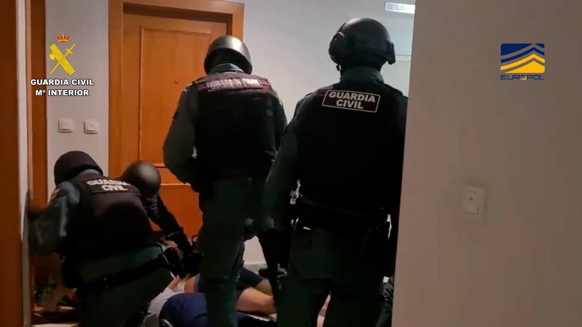 Agentes de la Guardia Civil, antes de reventar una puerta para realizar detenciones dentro de la operación Kaltegarria