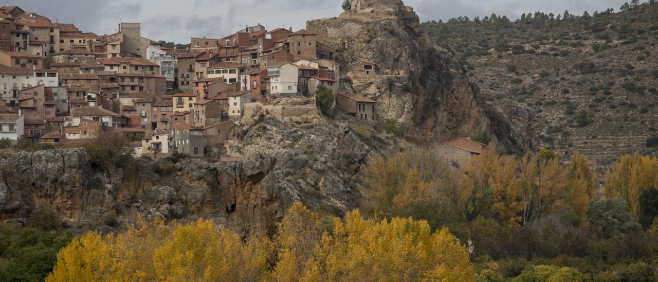 Vista panorámica de Castielfabib, con el castillo arriba del cerro.