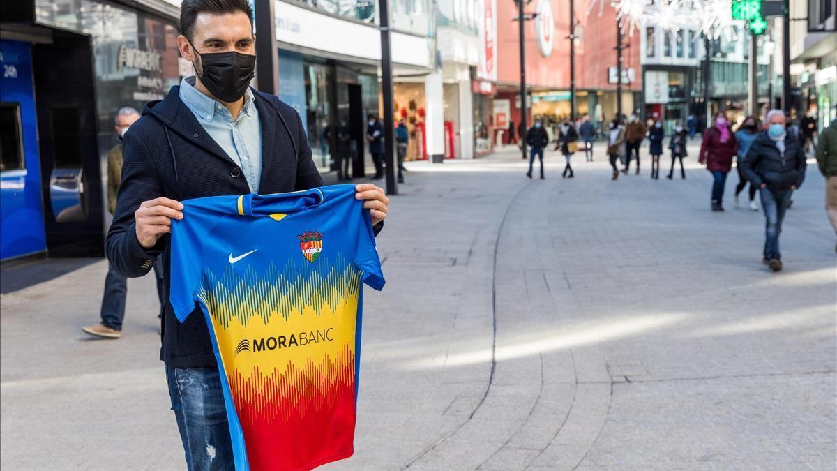 GRAFCAT7191  ANDORRA LA VELLA  19 01 2021 - El entrenador vasco Eder Sarabia posa con la camiseta del FC Andorra esta martes tras haber sido presentado como nuevo tecnico del conjunto liderado economicamente por Gerard Pique  Sarabia destaco la figura del defensa central blaugrana y ex pupilo suyo en el FC Barcelona la temporada pasada con Quique Setien de entrenador principal  EFE Fernando Galindo