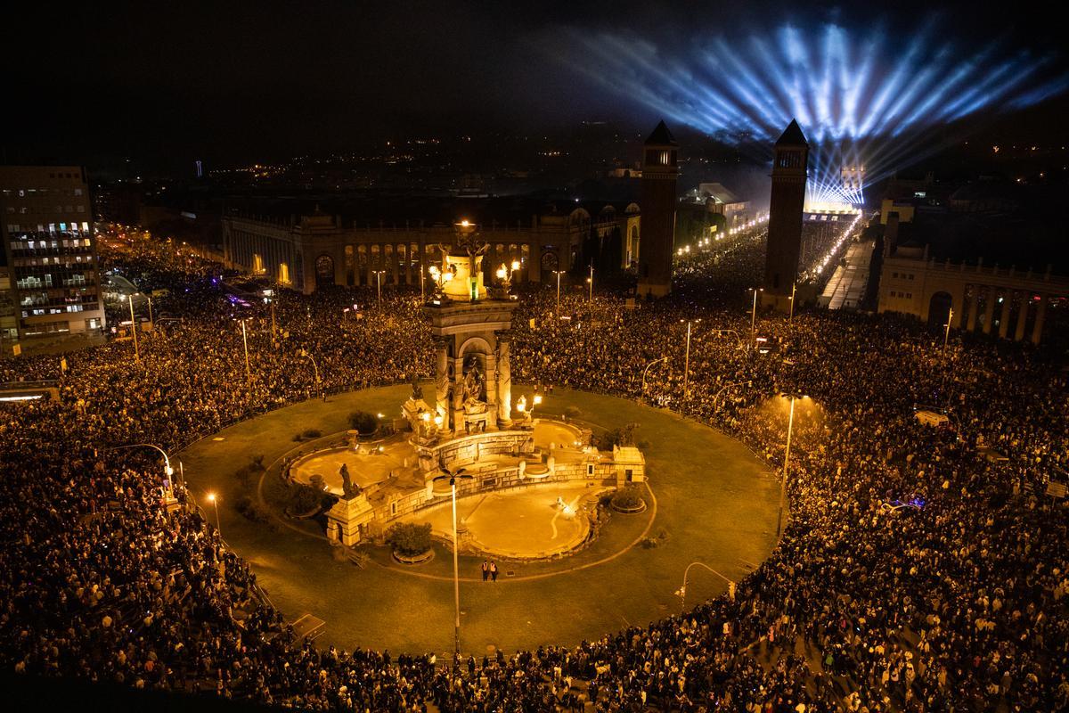 Fiesta para celebrar el paso del 2022 al 2023 junto a la Fuente Mágica de Montjuïc de Barcelona