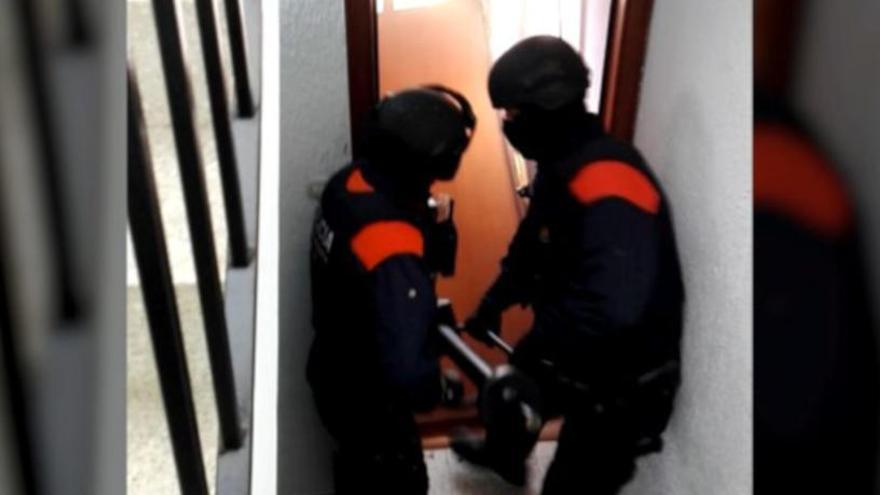 Els Mossos entrant en el domicili d&#039;un dels detinguts
