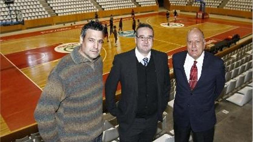 Xavi Fernández a Fontajau amb Xevi Santaló, president Federació Girona, i Llorenç Biarge, president Uni.