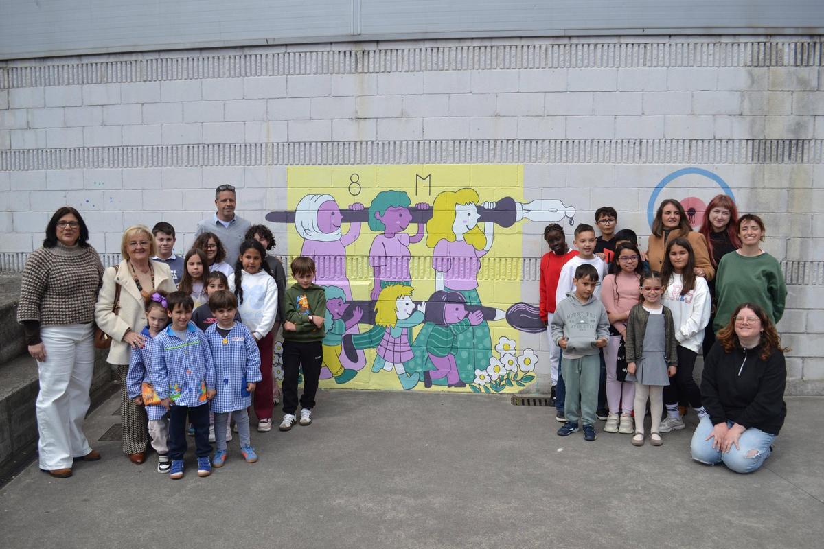 Los alumnos del colegio La Ería, las artistas y las concejalas ante el mural.