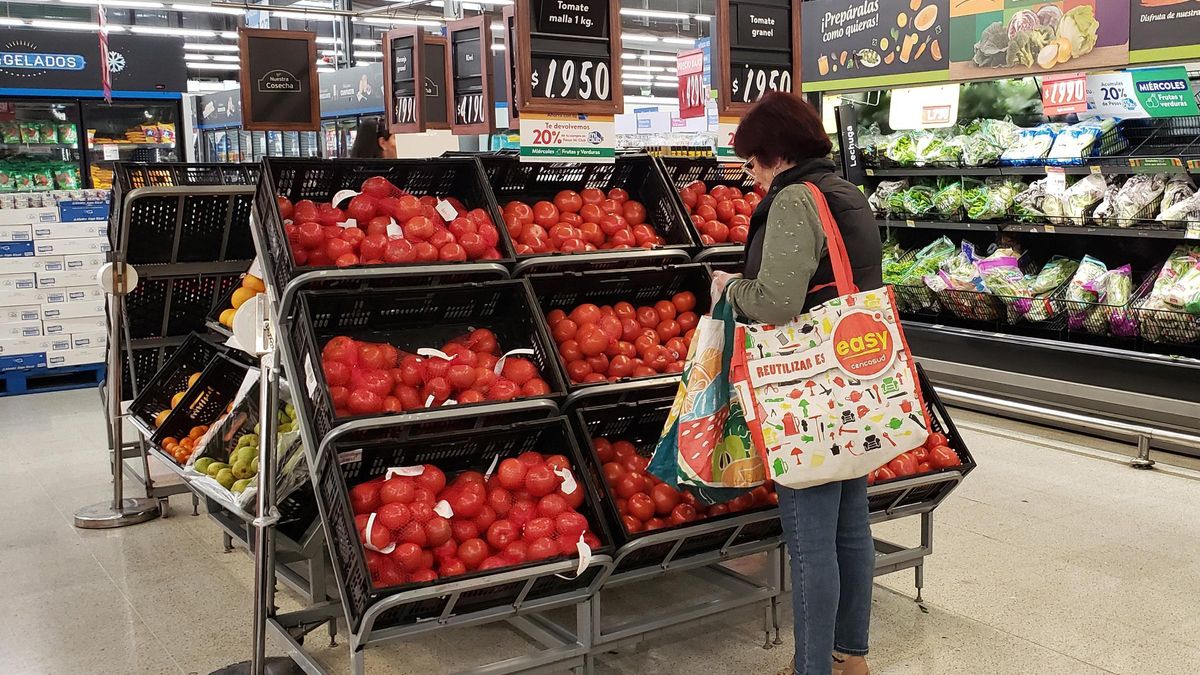 Una mujer haciendo la compra