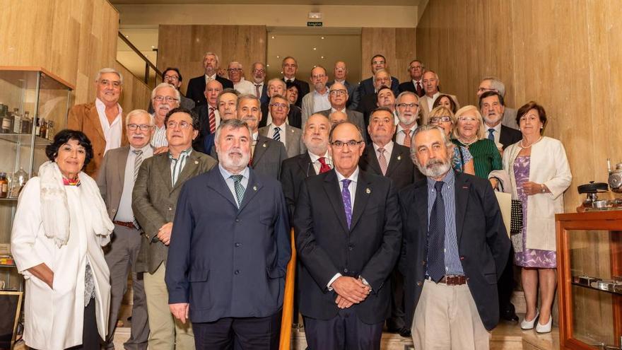 Último homenaje a médicos jubilados en el colegio de Pontevedra. // G. Santos