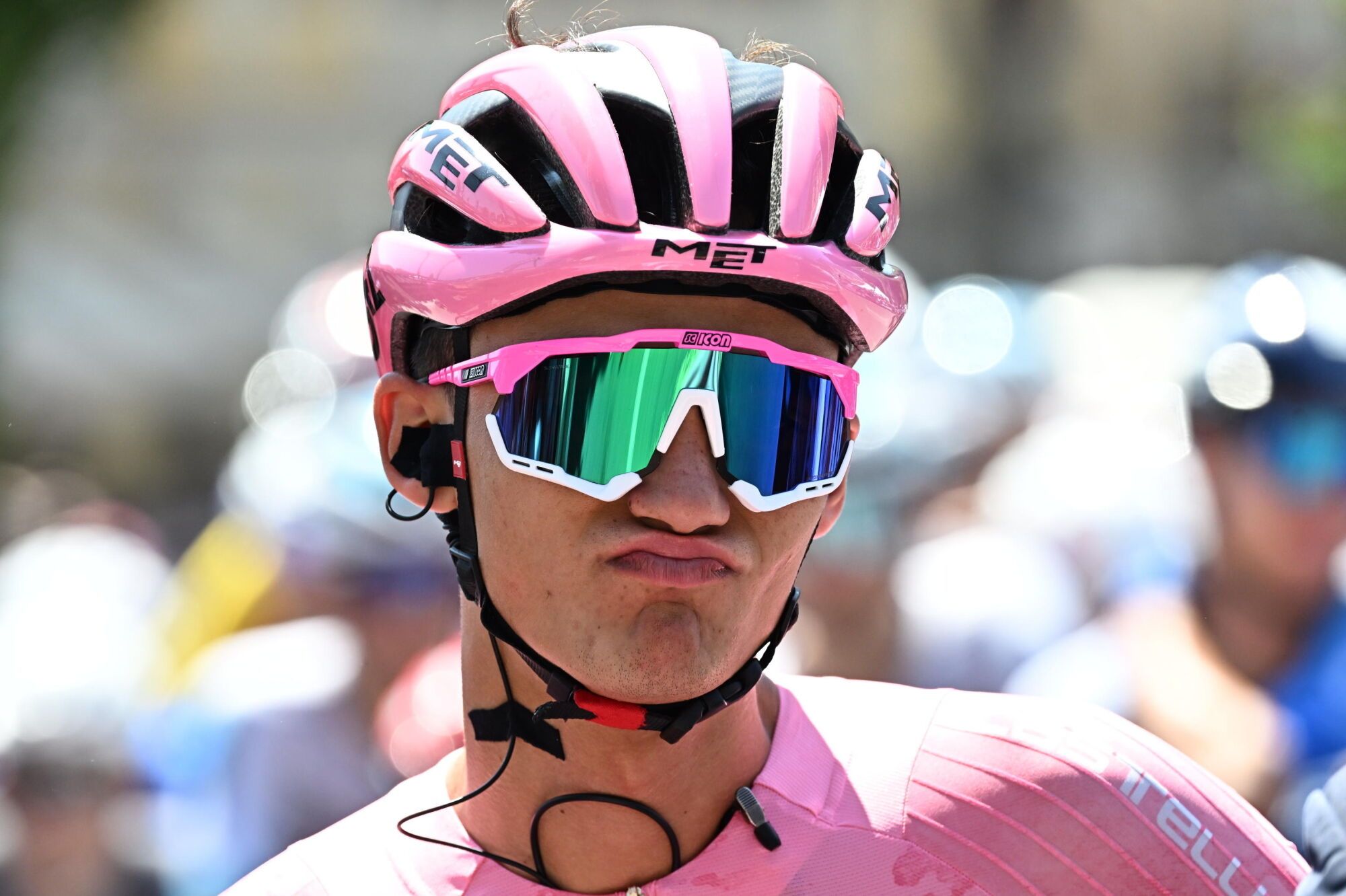 BIELLA (Italy), 30/05/2025.- Mexican rider Isaac Del Toro of UAE Team Emirates XRG wearing the overall leader's pink jersey, waits for the departure of 19th stage of the Giro d'Italia cycling race over 166 km from Biella to Champoluc, Italy, 30 May 2025. (Ciclismo, Italia) EFE/EPA/LUCA ZENNARO